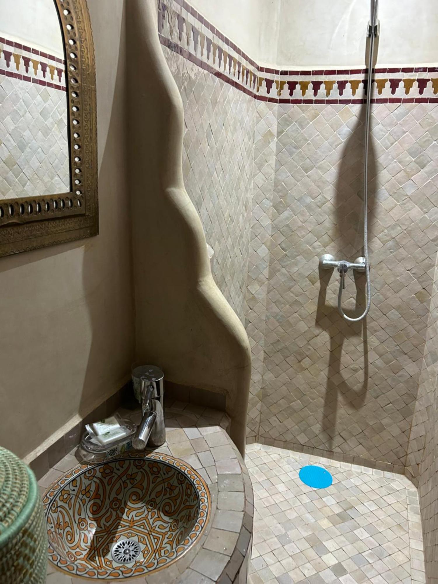 Riad Amazing Amazigh Avec Jacuzzi Petit Dejeuner Compris Avec Aussi Chambres Familiales Pres De La Place Jemaa El Fna Марракеш Экстерьер фото